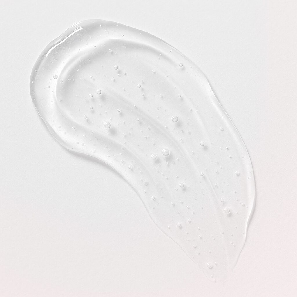 うっすら赤みのある頬を気にして鏡を見る女性