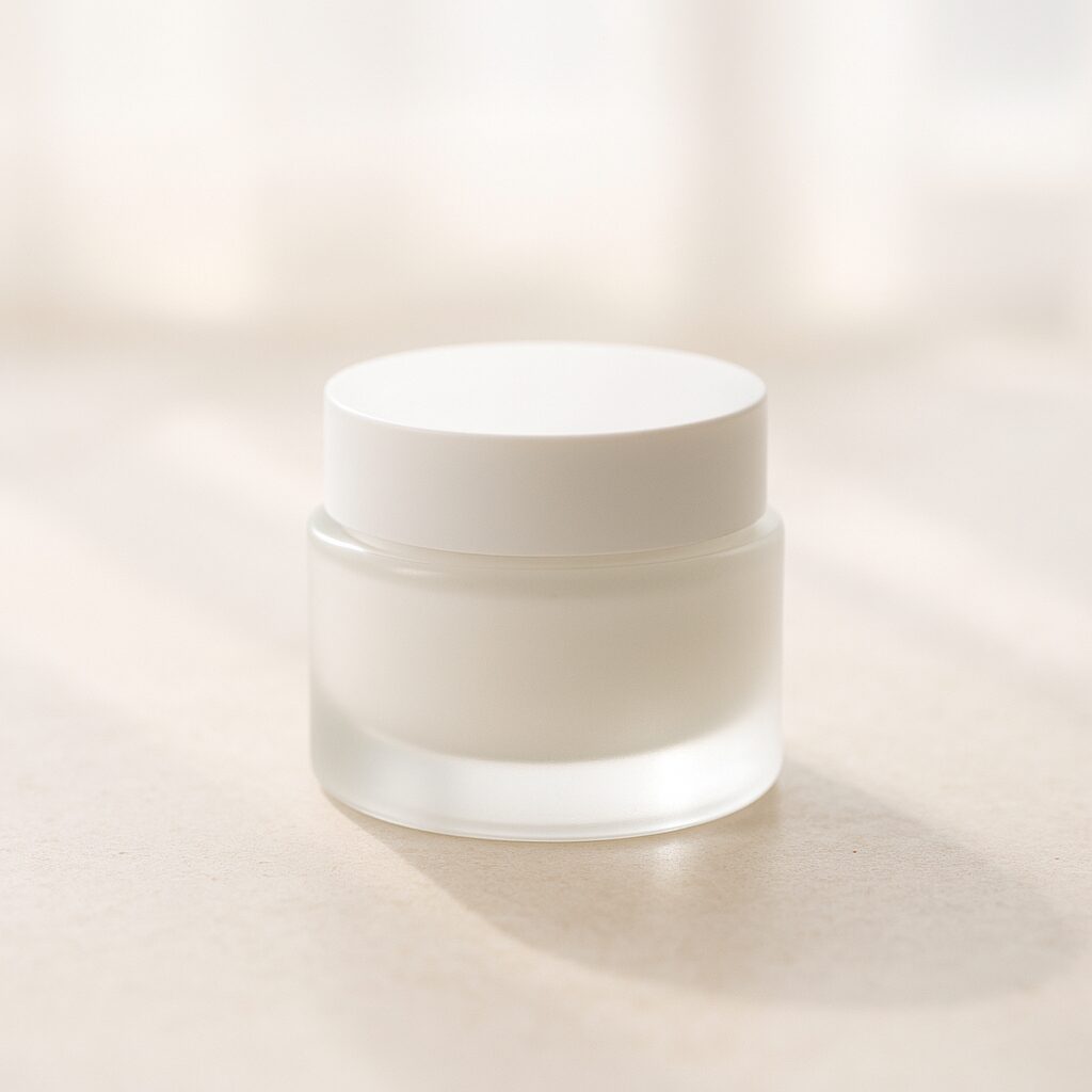 頬の赤みが気になる女性がスキンケアをしている様子