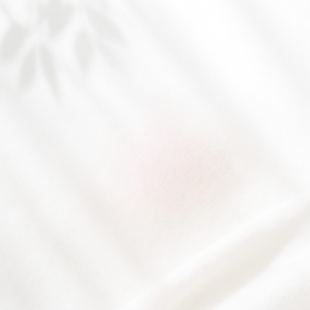 頬にうっすら赤みがある女性の顔のアップ