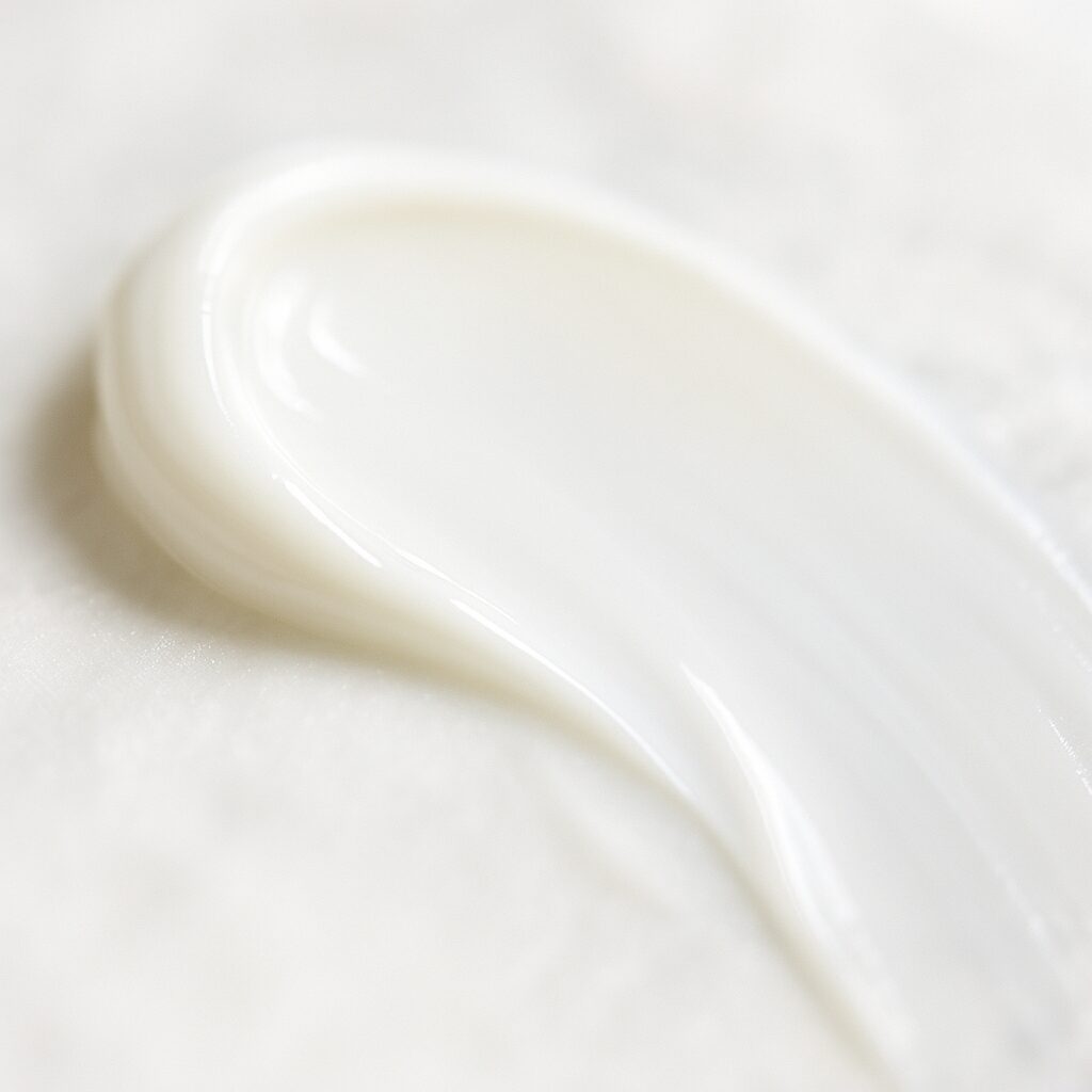 頬の粉ふきや皮むけを確認している女性