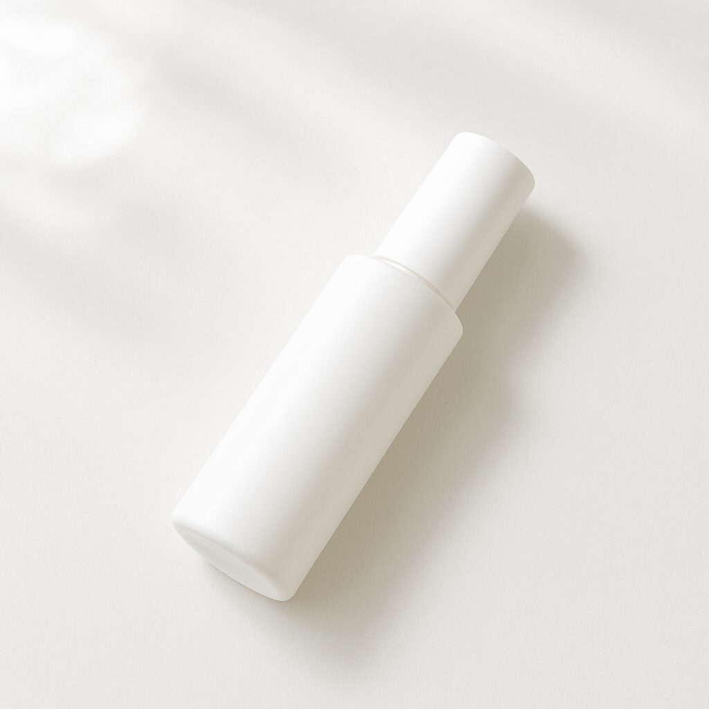 マスクを外して頬の赤みを気にしている女性