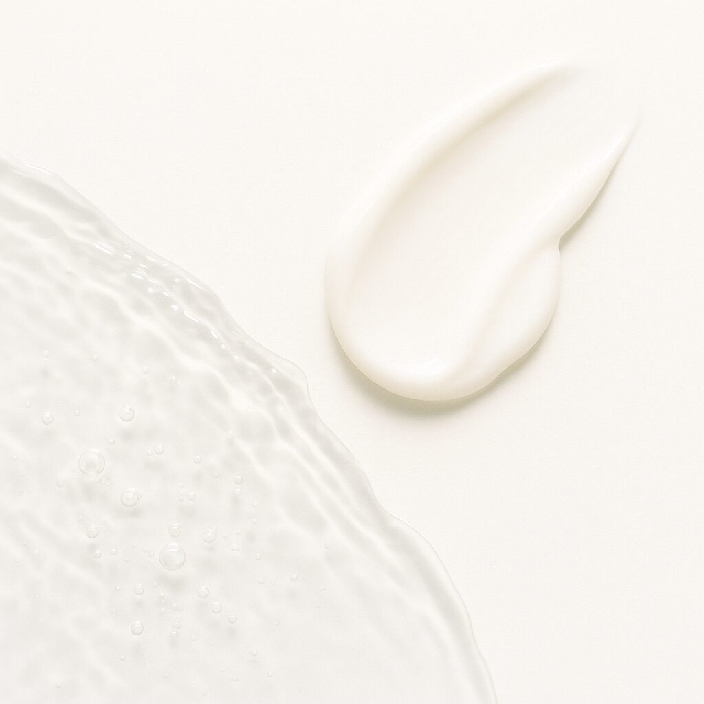 鏡越しに自分の頬の赤みを確認している女性