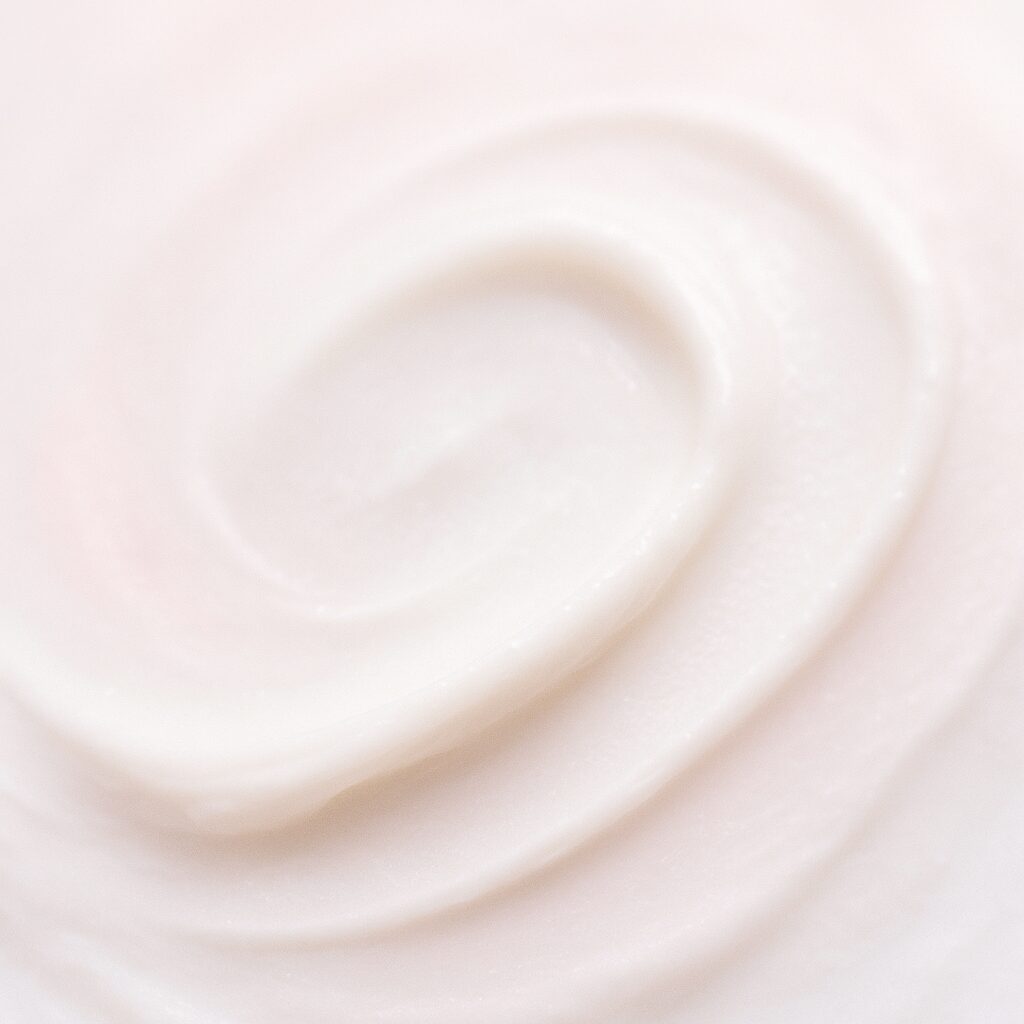 頬のつっぱりや粉ふきが気になる女性のイメージ
